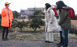 在学生が赤塚小学校のセーフティスタッフとして登録され 活動を開始しました 新潟国際情報大学 つなぐ つなげる つながる