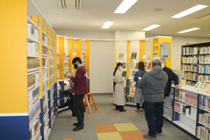 新潟国際情報大学 情報センター図書館 No 9 コミックコーナー を新設しました 新潟国際情報大学 つなぐ つなげる つながる