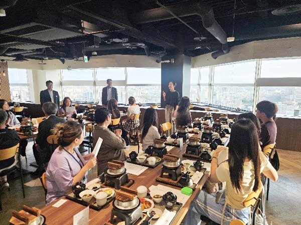 参加者が食事を楽しむ様子
