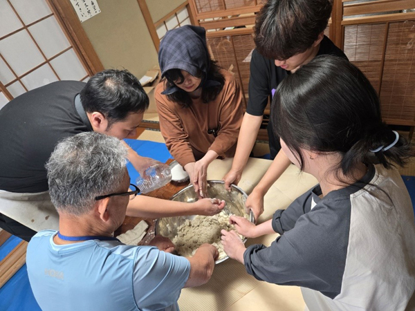 そば粉をこねる参加者