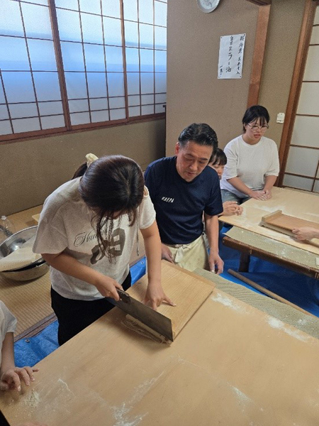 そばを切る体験の様子