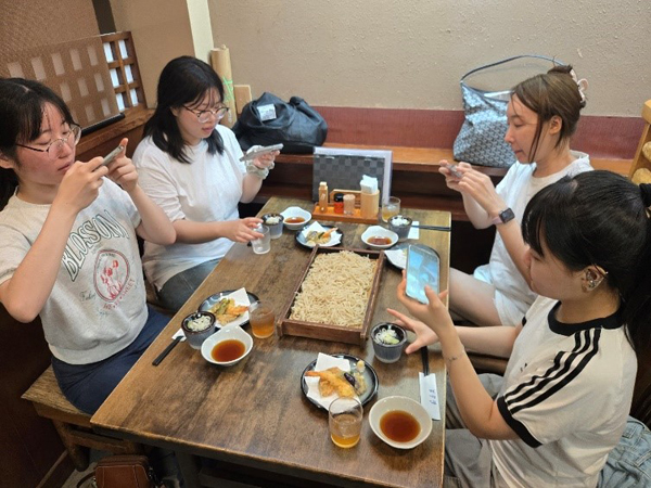 手作りそばを試食する参加者